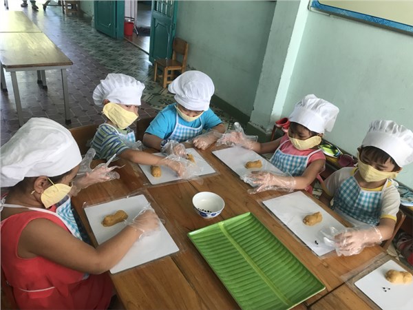 Cô và trò Minh Đức làm bánh trung thu